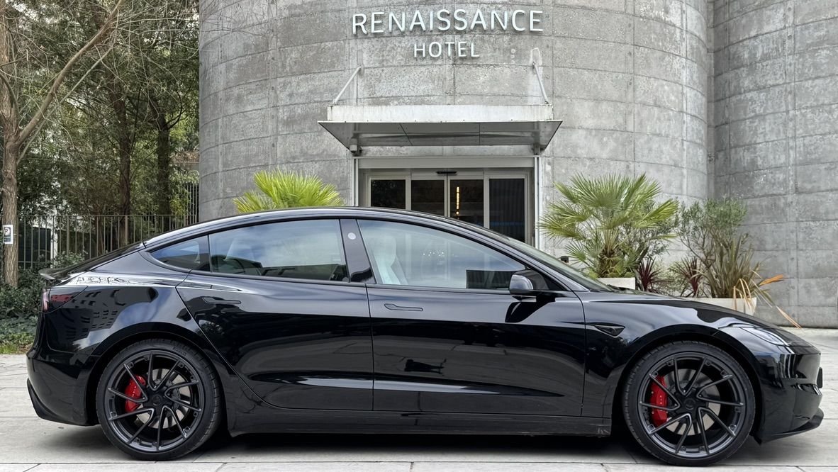 Tesla Model 3 noire devant l’hôtel Renaissance, Bordeaux