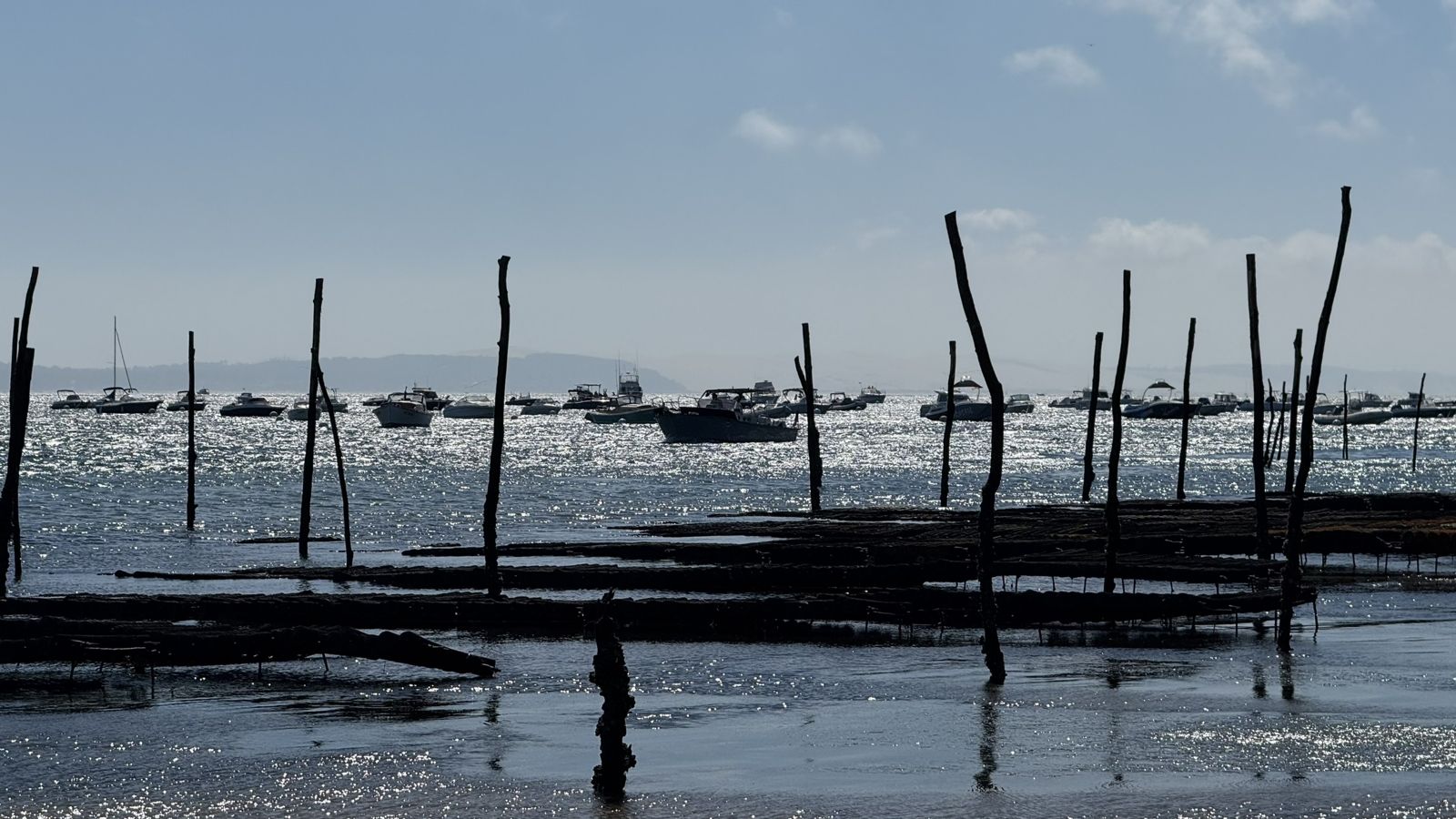 Parcs à huîtres et bateaux au mouillage, Cap Ferret