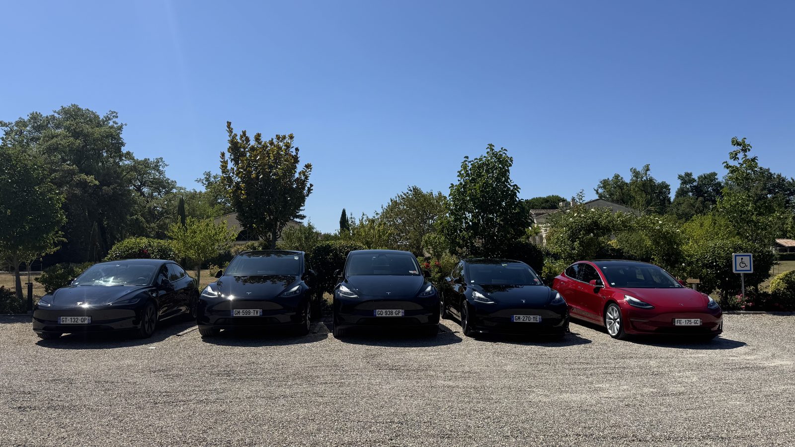 Cinq Tesla alignées pour un mariage au château Gassies, Latresne
