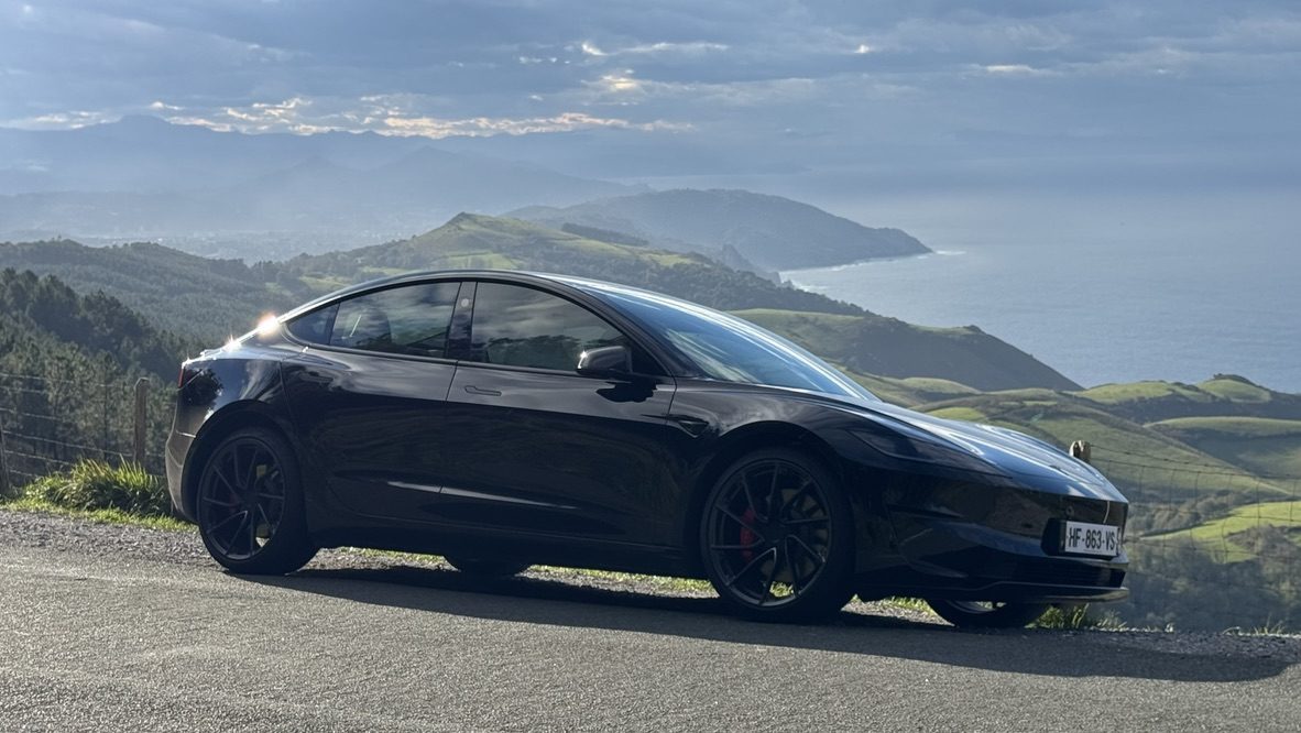 Tesla Model 3 noire au col de Jaizkibel, face à la côte basque