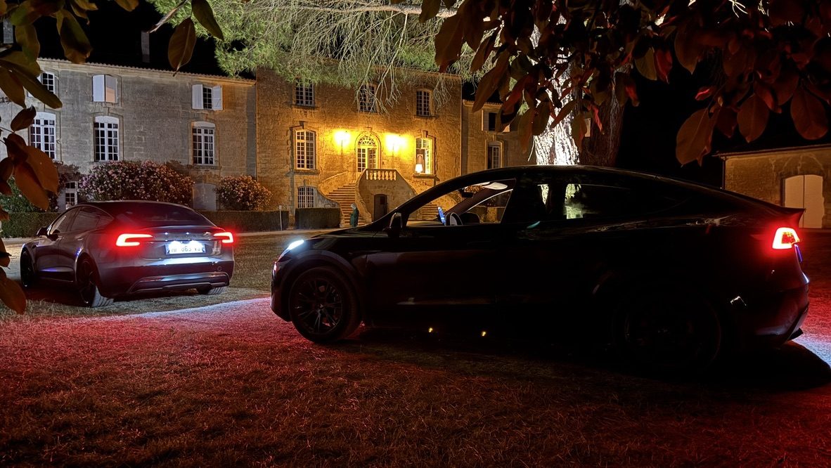 Deux Tesla de nuit devant le château des Arras, Saint-Gervais
