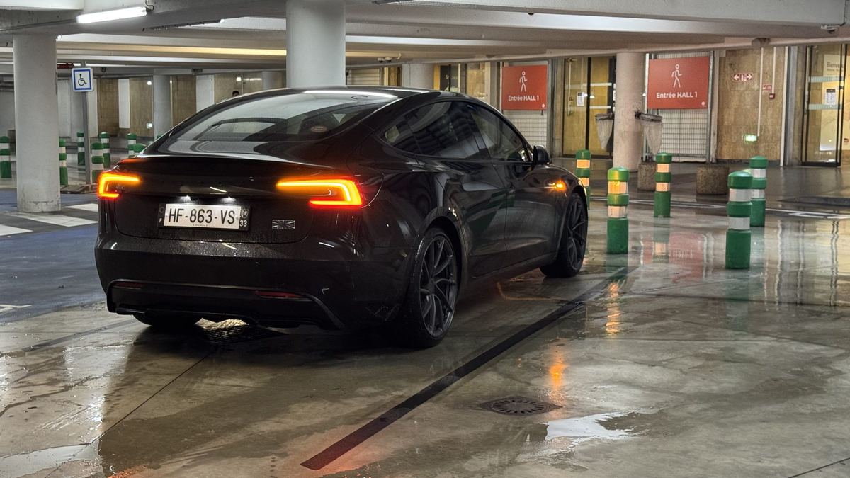 Tesla devant la gare Saint-Jean, Bordeaux