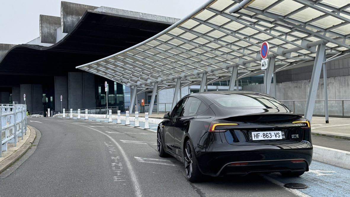 Arrivée devant le terminal de l’aéroport de Bordeaux-Mérignac
