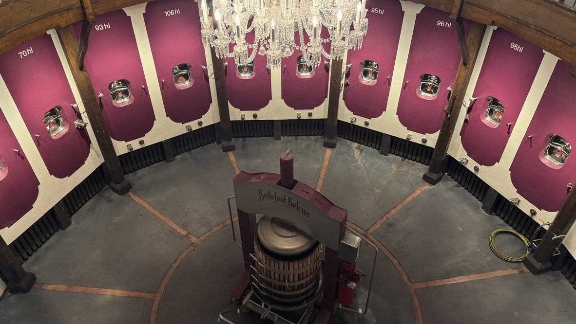 Le pressoir au centre du cuvier circulaire du château Bellefont-Belcier