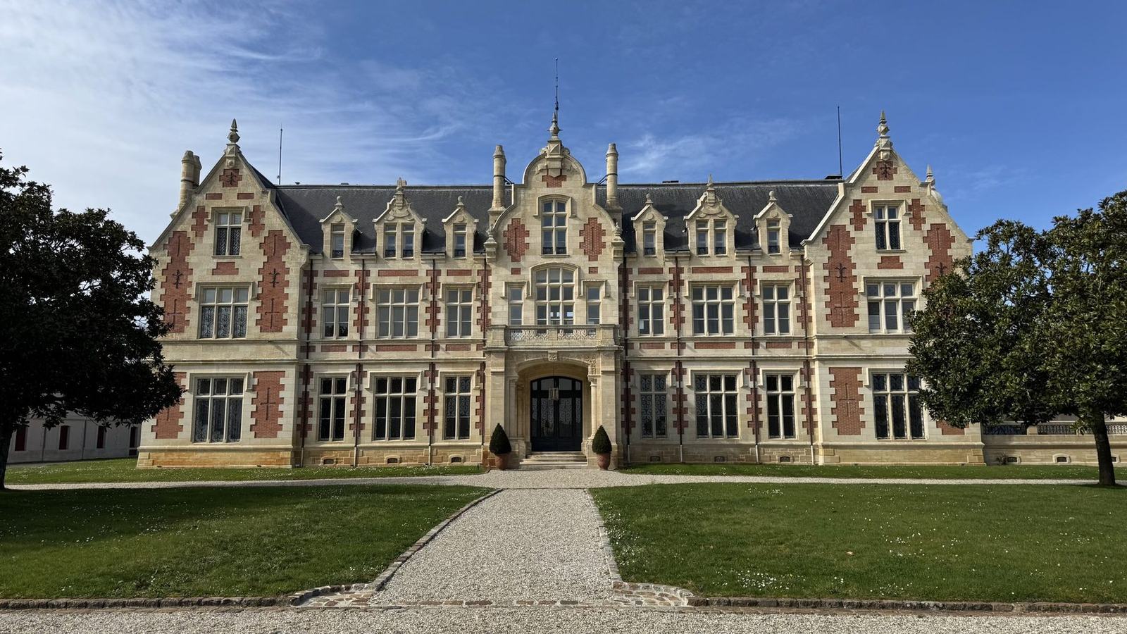 La façade en brique du château Cantenac Brown à Margaux-Cantenac
