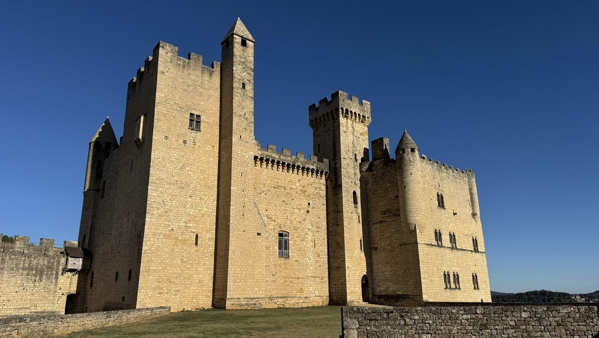 Les tours du château de Beynac sous un ciel bleu