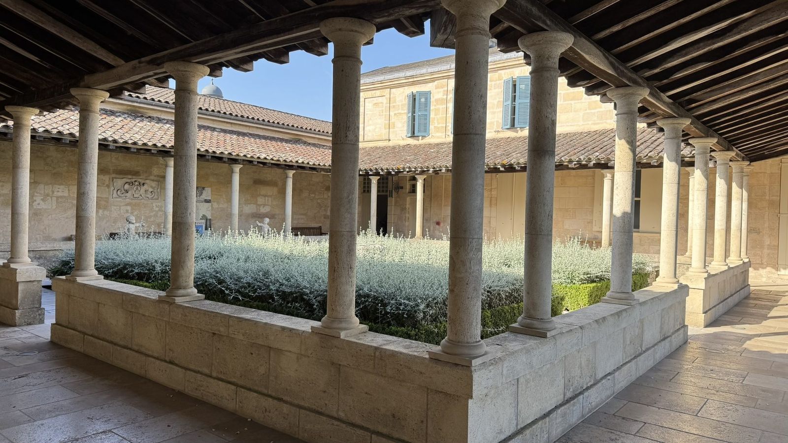 Le cloître et ses colonnes au château La Mission Haut-Brion à Talence