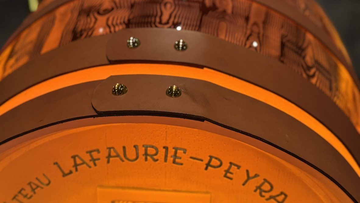 Barrique gravée au nom du château Lafaurie-Peyraguey à Bommes