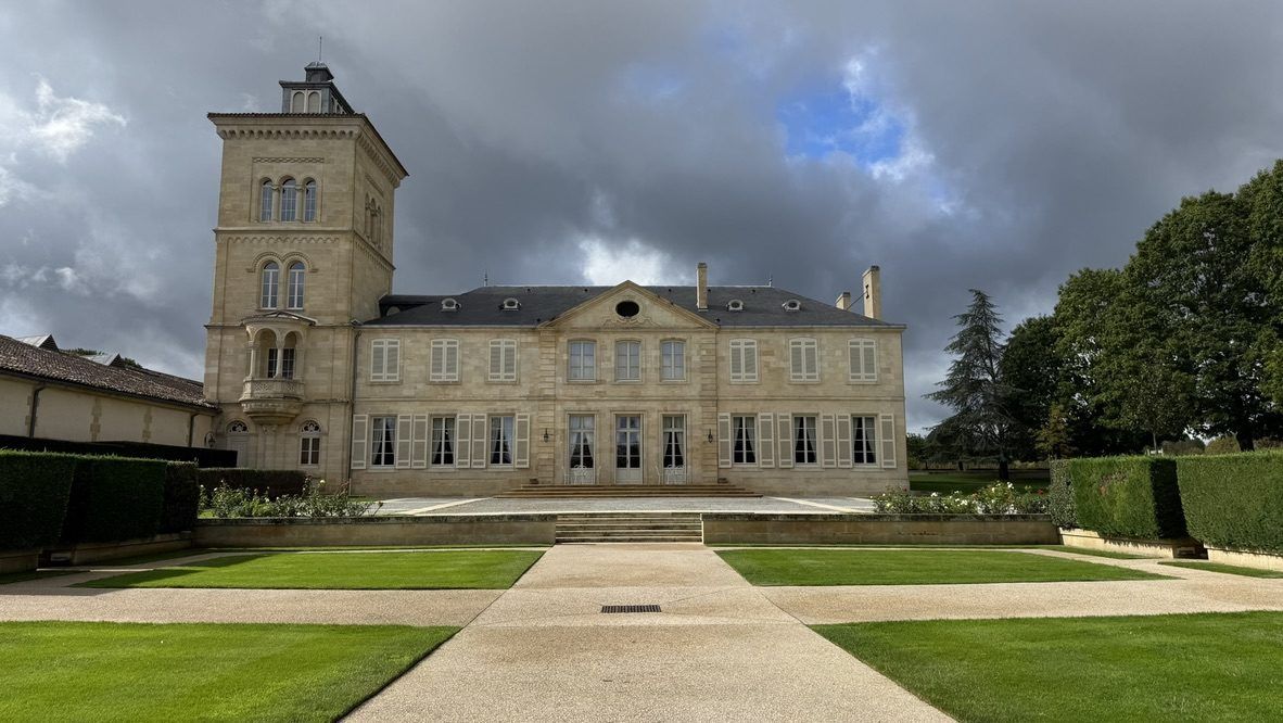 La tour et les jardins du château Lagrange à Saint-Julien-Beychevelle