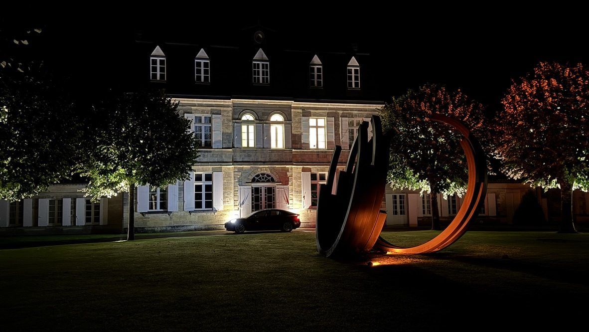 Le château Malescasse illuminé de nuit, à Lamarque