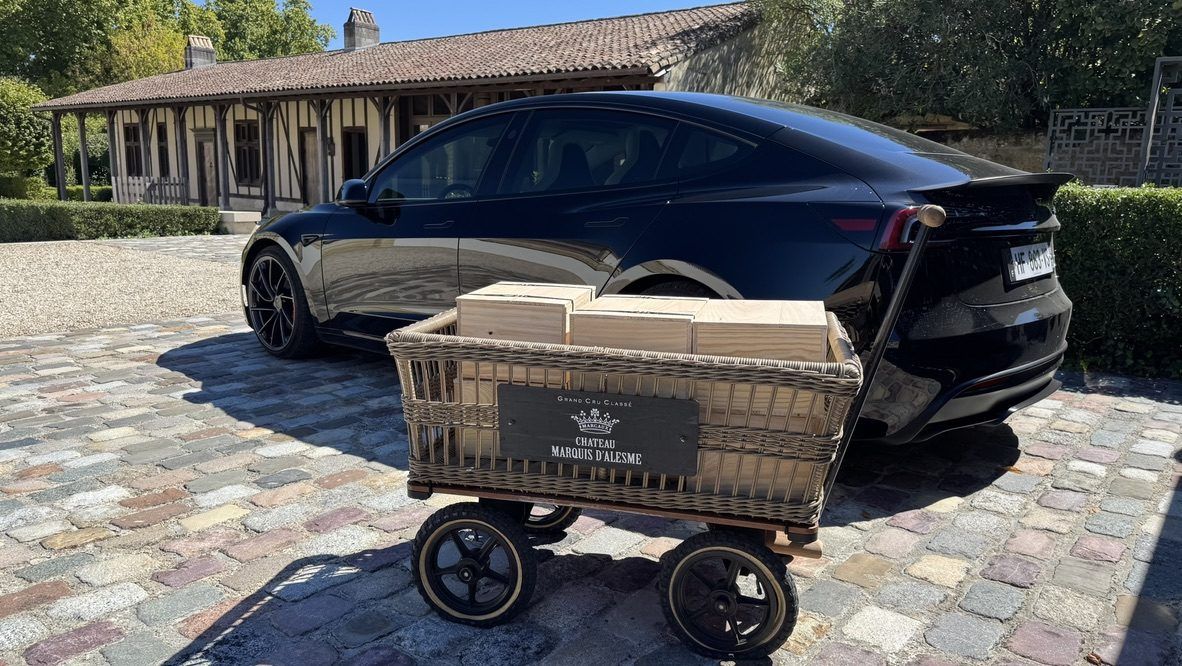 Chariot de caisses de vin dans la cour du château Marquis d’Alesme Becker