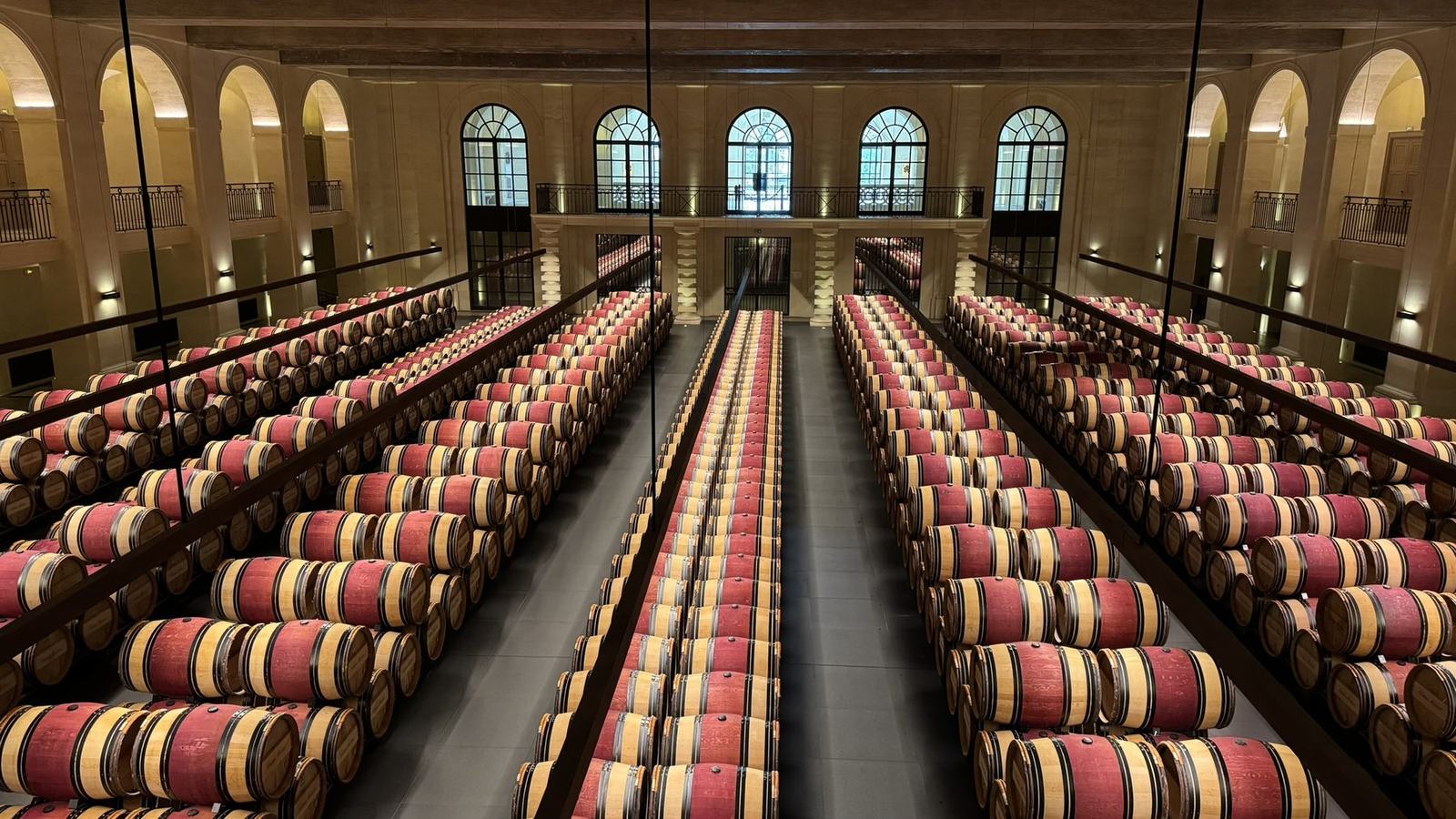 Le chai à barriques du château Montrose à Saint-Estèphe