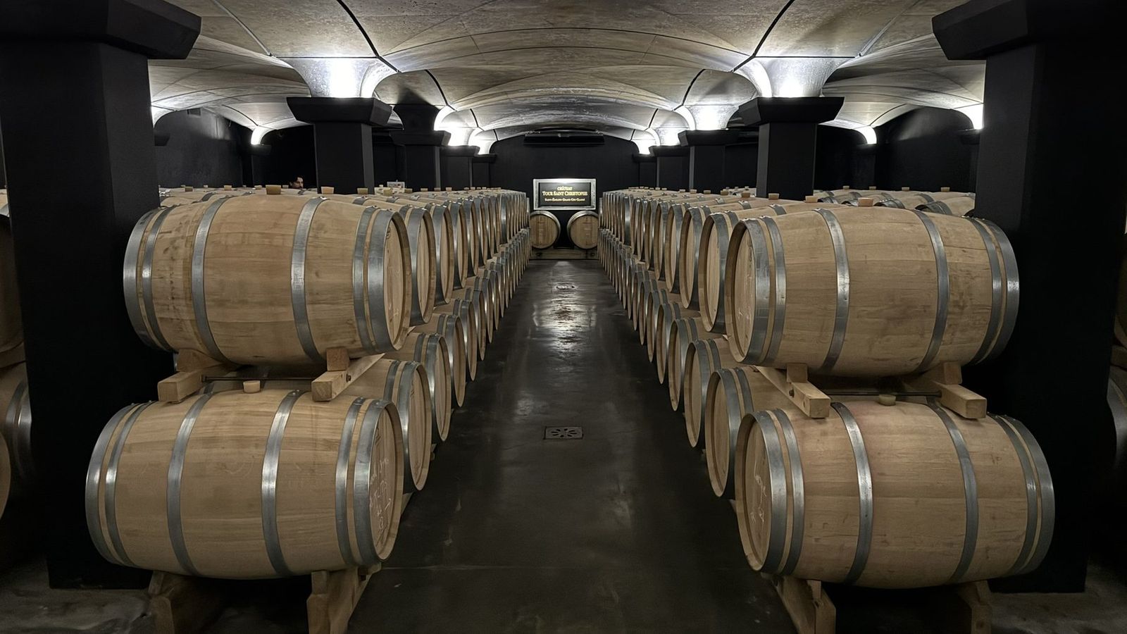 Le chai à barriques du château Tour Saint Christophe