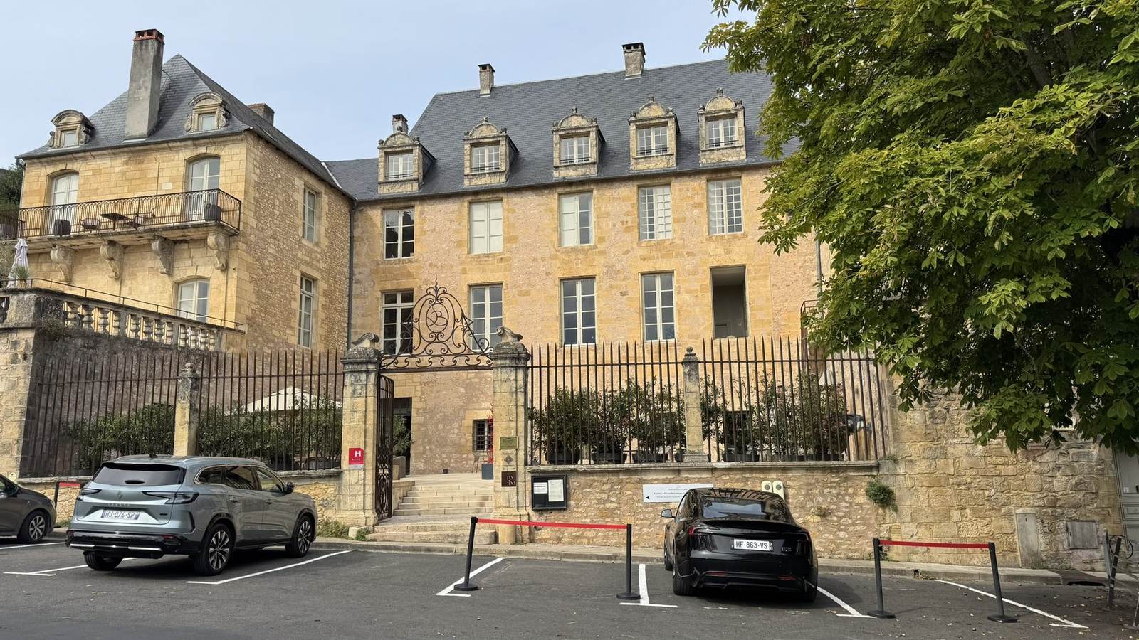 La façade de l’hôtel de Bouilhac à Montignac-Lascaux