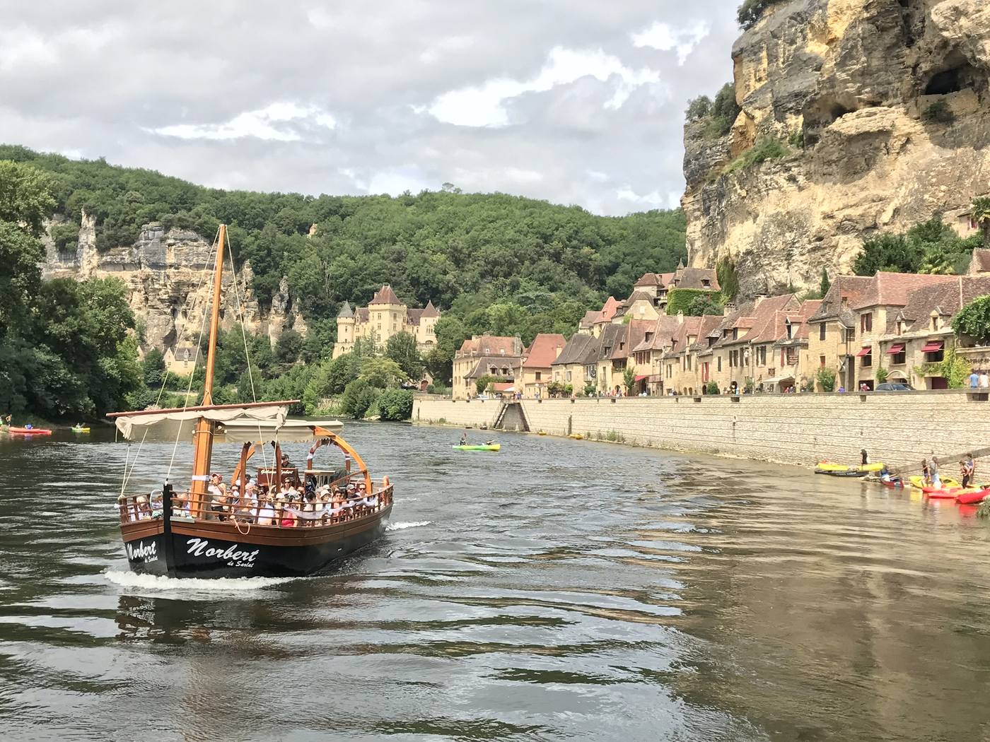 Gabare sur la Dordogne au pied du village de La Roque-Gageac