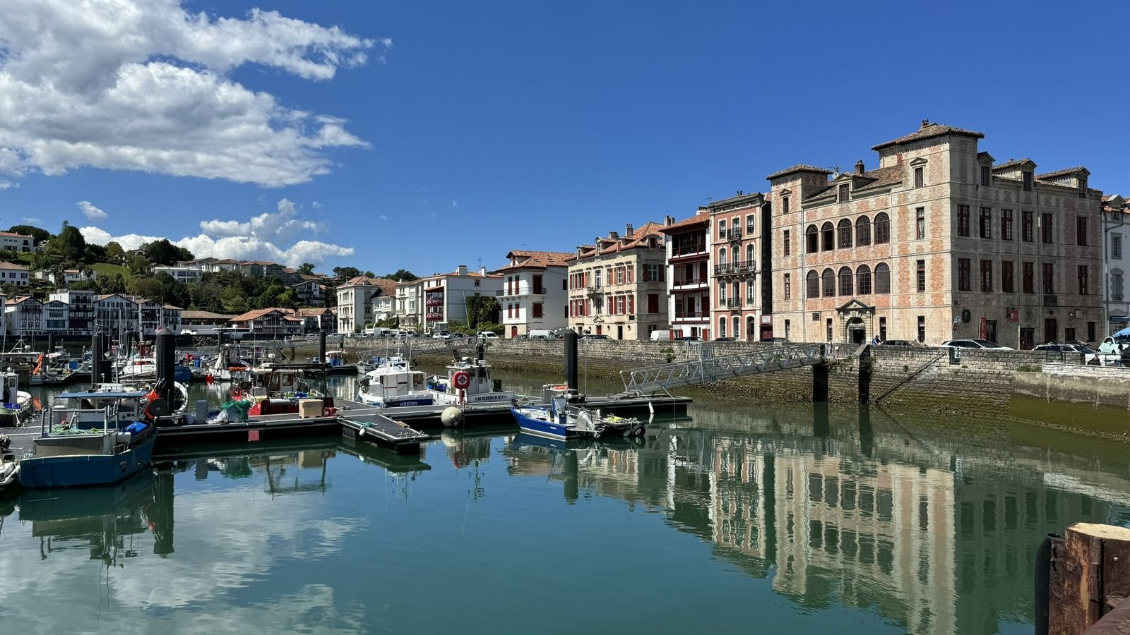 Bateaux et façades du port de Saint-Jean-de-Luz
