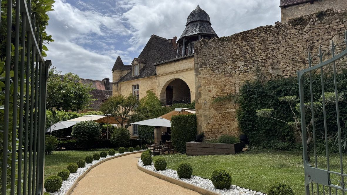 Le jardin et la tour du Présidial à Sarlat