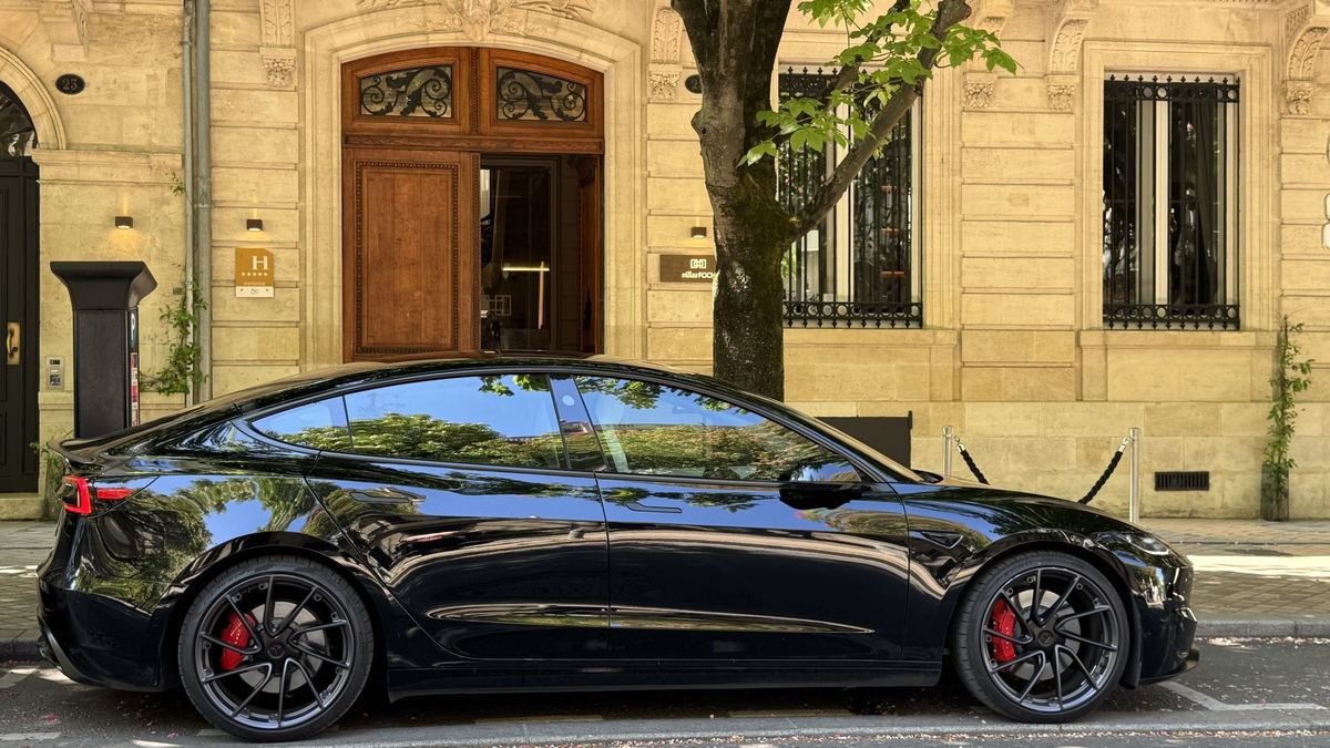 Berline noire devant la façade en pierre de la Villa Foch, Bordeaux