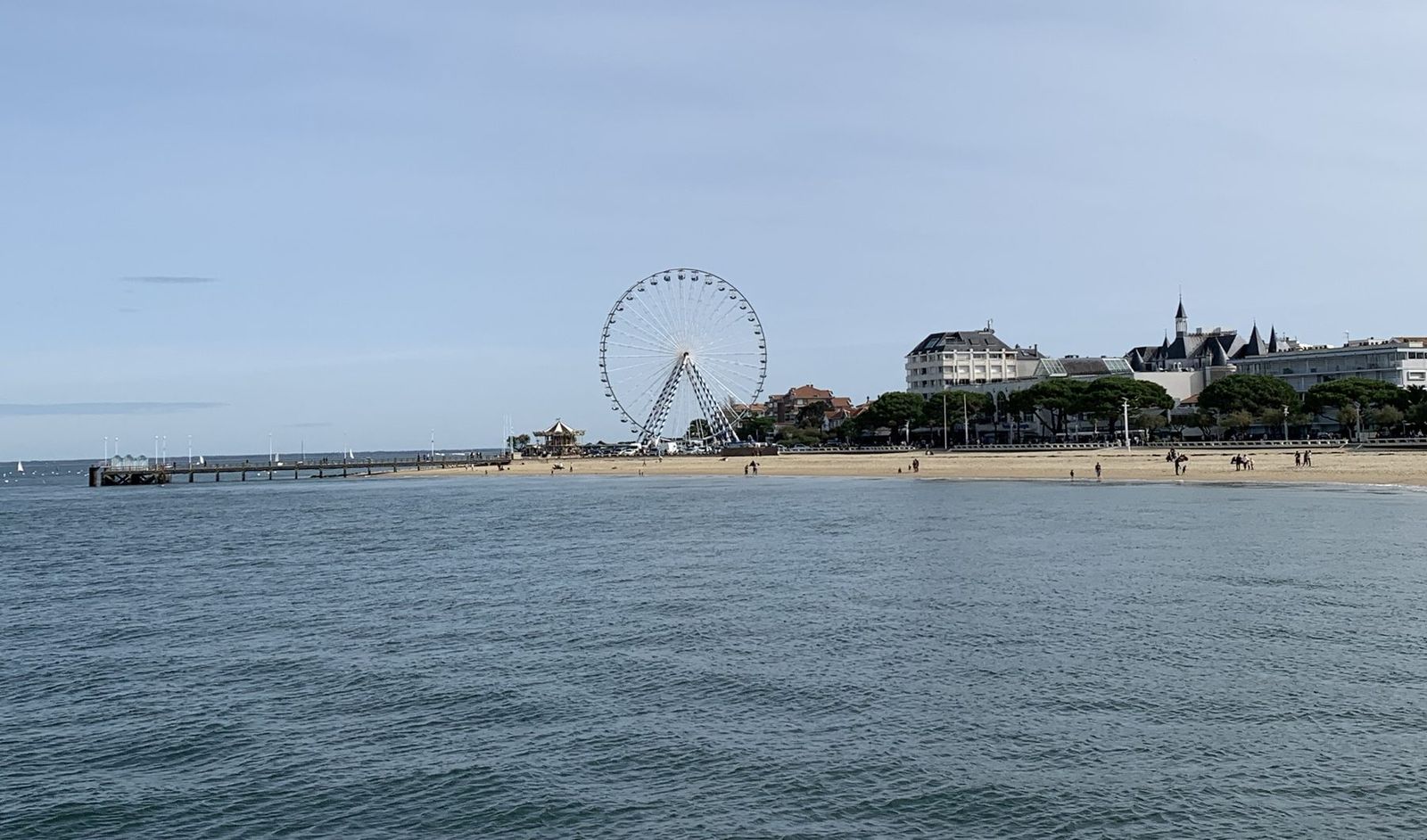 Le front de mer de la Ville d’Été et sa grande roue, à Arcachon