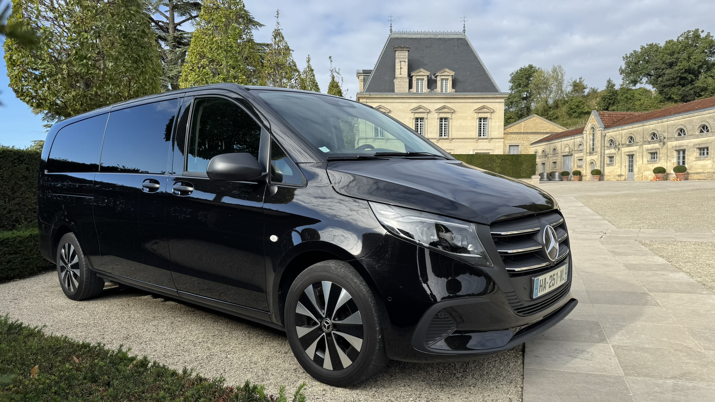 Van noir devant le Château Fonplegade
