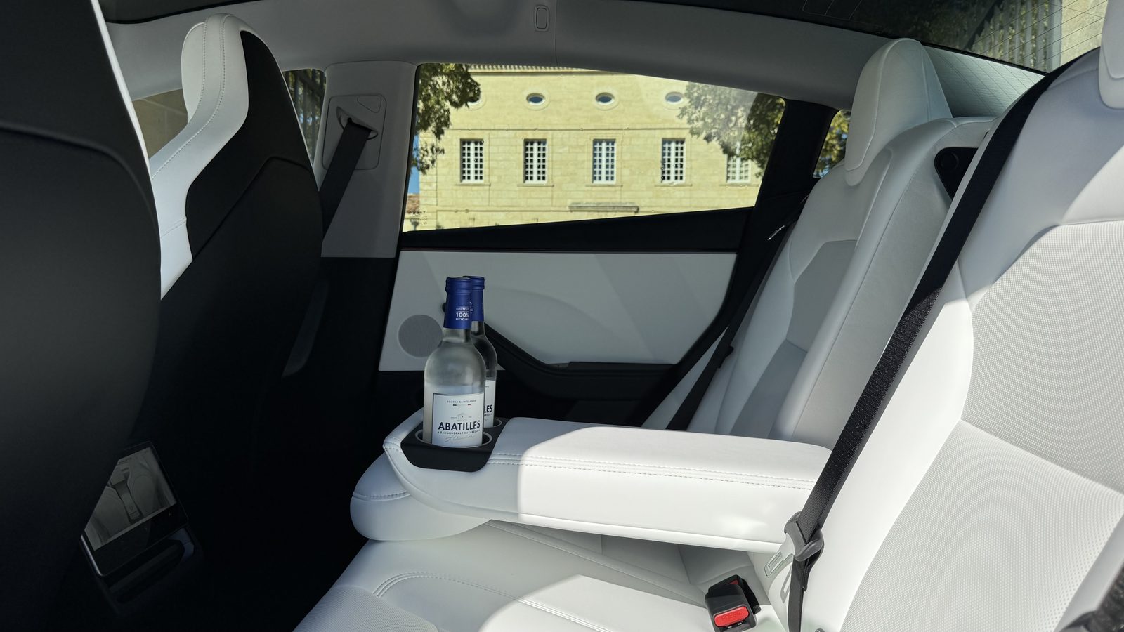 Banquette arrière claire d’une berline Tesla